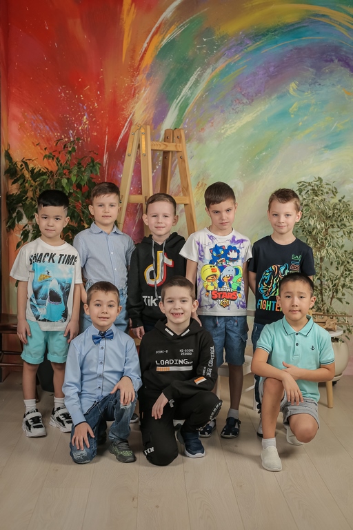 Групповое фото детей в фотозоне